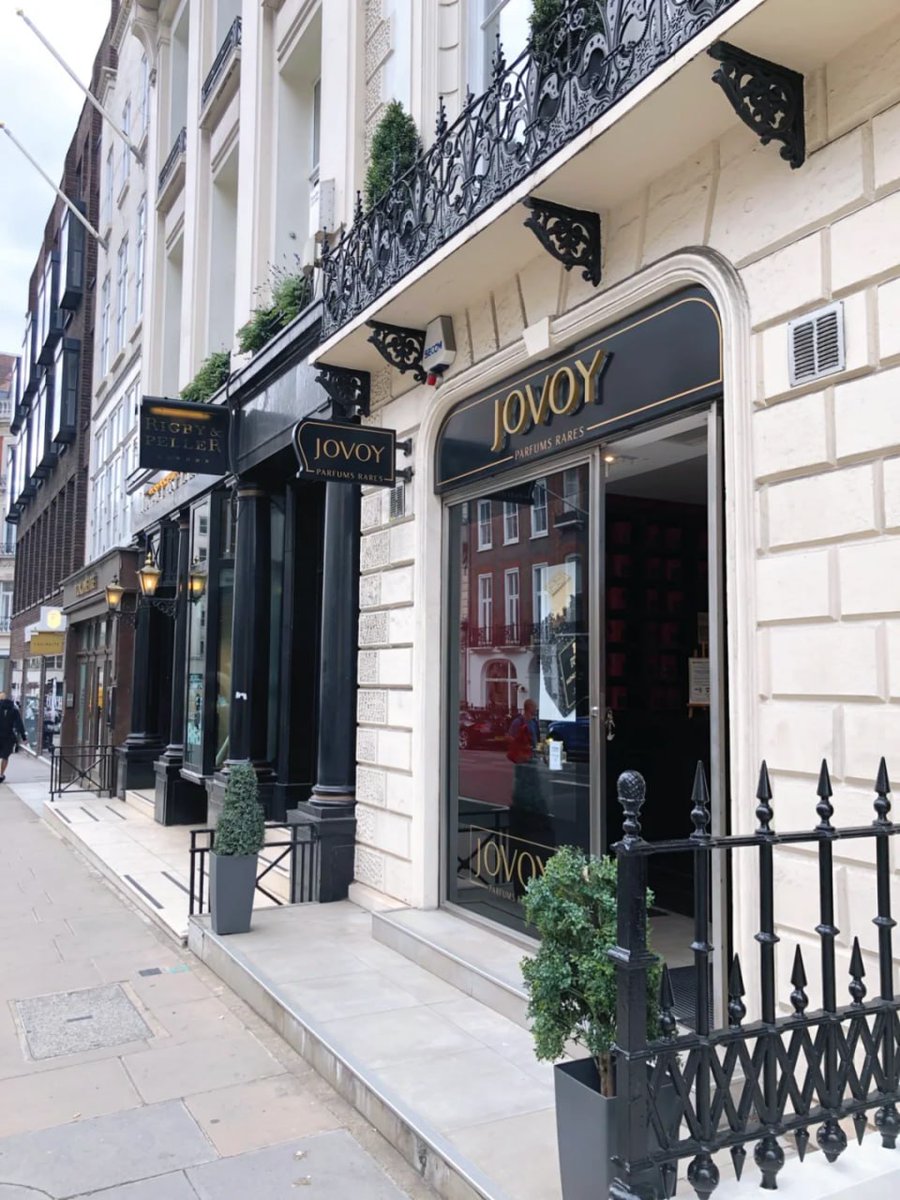 cadiya95's tweet photo. BTW, The acclaimed Jacques Face Green Water is truly ordinary. I finally bought Crazy Paris' Eau de Parfum. https://t.co/qHCnVAmotS