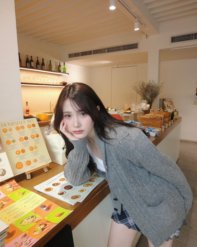 _kittycharri's tweet photo. The new gmmtv girl?!??? Wtf she is the prettiest girl i have ever seen give her a series asaap gmmtv!?!?? https://t.co/7mxZpItw67