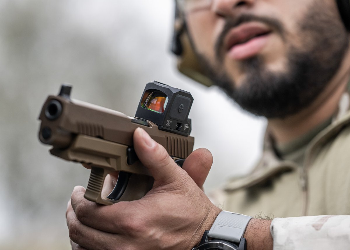 Trijicon's tweet image. Made rugged, so you can push your limits.

@sigsauerinc

#TrijiconRCR #TacticalTraining #RedDot