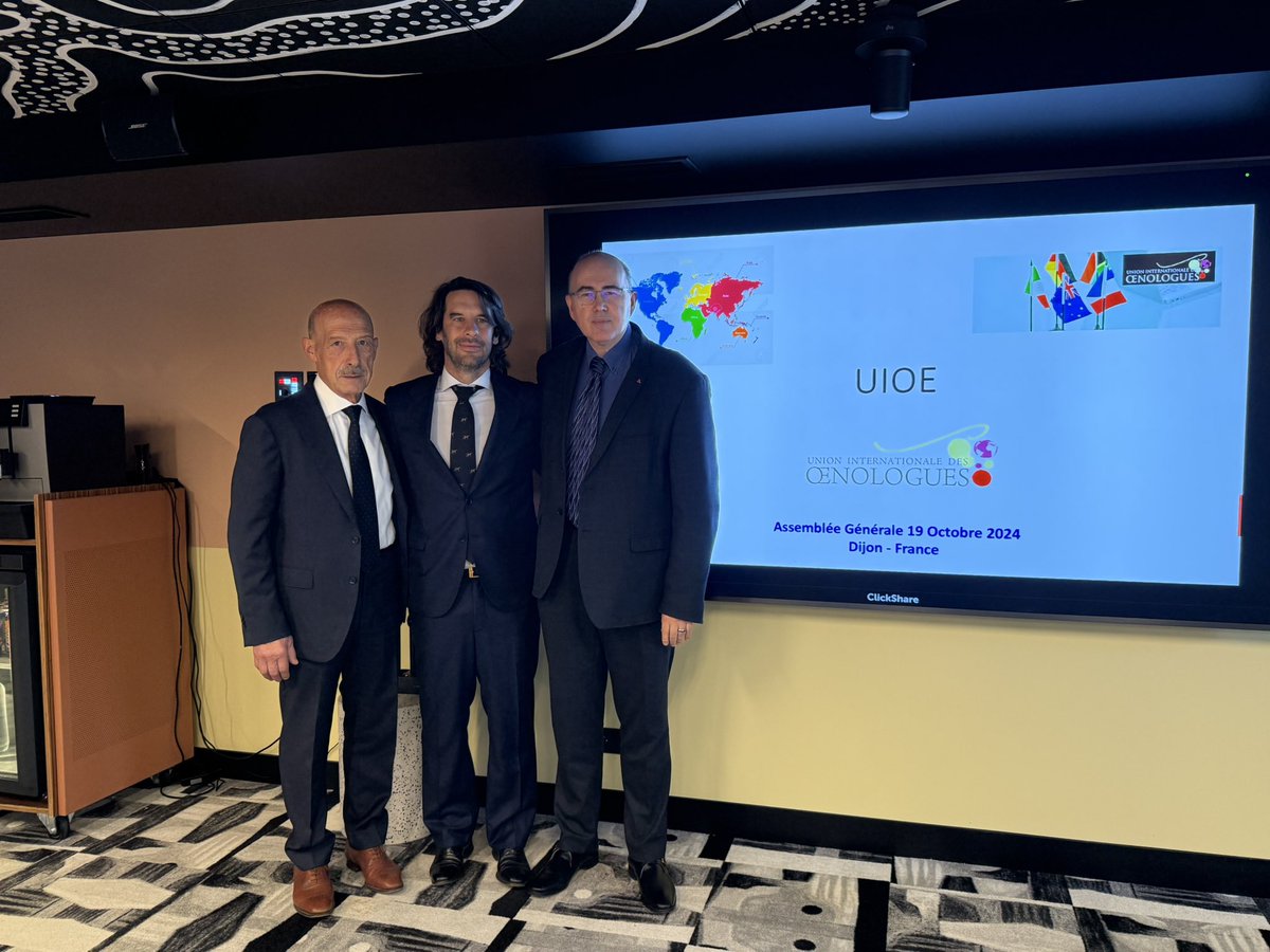 Lors de son AG à Dijon; Nouvelle gouvernance à l’Union Internationale des Oenologues - Présidents : P.L. Teissedre 🇫🇷, S. Jordi 🇪🇸, E. Defilippi 🇮🇹, Vice-Présidents : M. Christmann 🇩🇪, D. Fages 🇫🇷, L.  Palumbo 🇮🇹 , Secrétaire générale B. Jovelar 🇪🇸, Trésorière C. Chaminade 🇫🇷