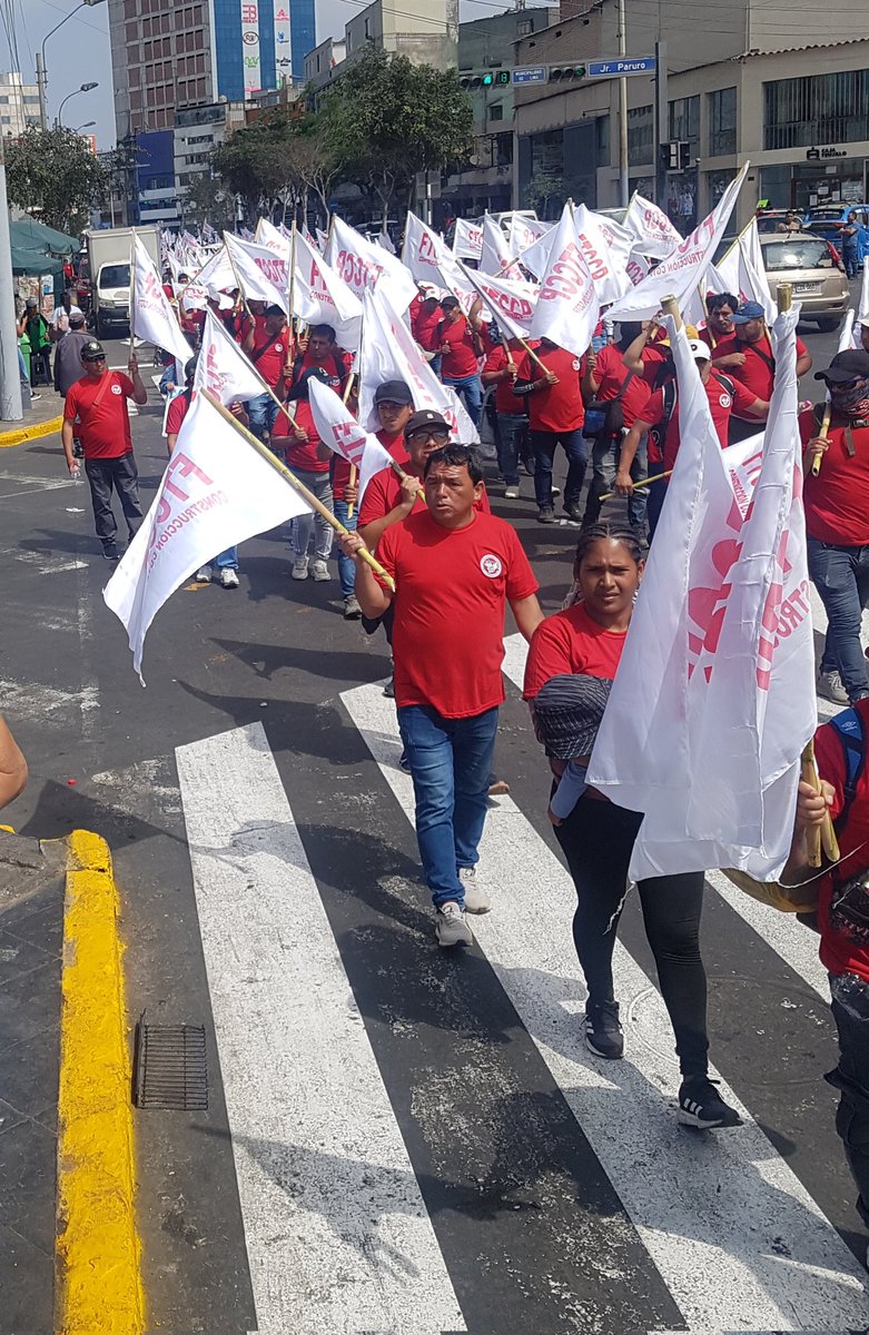 RudyRiveraB's tweet photo. SIGUE EL REPUDIO 
Miles de trabajadores de Construcción Civil marchan en estos momentos por la avenida Abancay a los gritos de: "¡No somos 1... Ni somos 2... Esta vez somos todos" y 
"¡Dina Boluarte el pueblo te repudia!"
#ParoNacional https://t.co/3flfPU0CHF