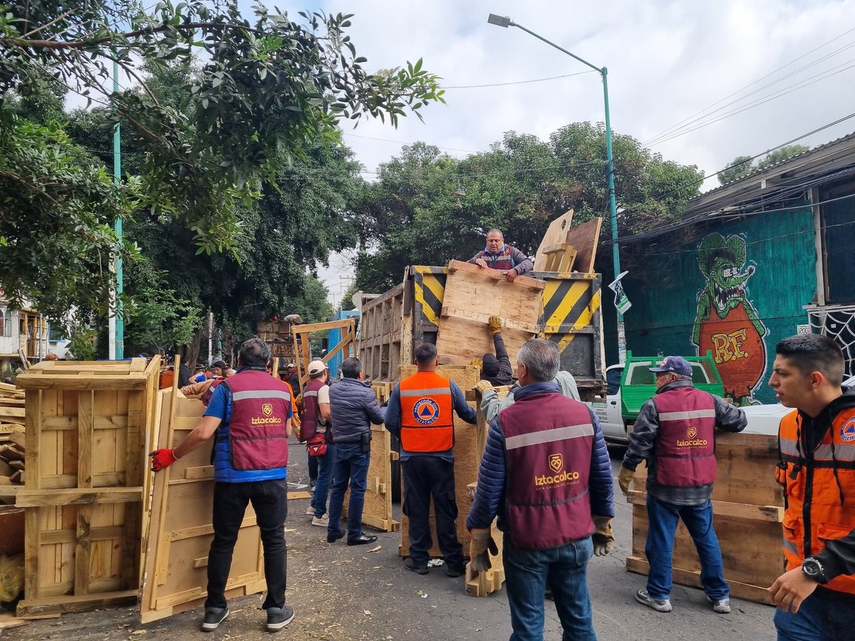 IztacalcoAl's tweet photo. 🚛💪 ¡Calles Amacuzac y Santiago recuperadas! 

En atención a denuncias ciudadanas Gobierno, Seguridad Ciudadana y Protección Civil retiramos basura y madera acumulada en la vía pública que obstruía el libre tránsito.

Seguimos trabajando para recuperar #LaAlcaldíaDelPueblo https://t.co/IkaAc4Noe0