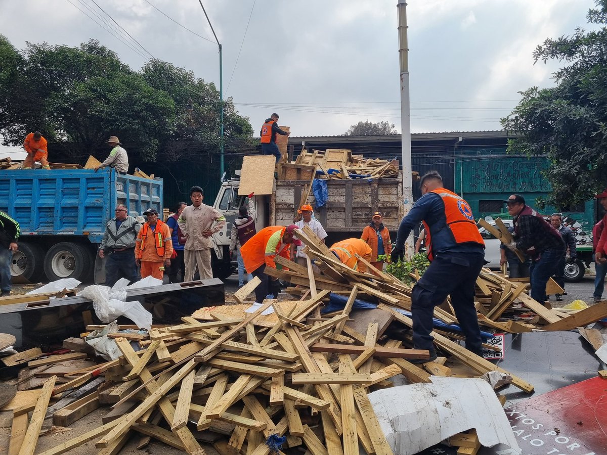 IztacalcoAl's tweet photo. 🚛💪 ¡Calles Amacuzac y Santiago recuperadas! 

En atención a denuncias ciudadanas Gobierno, Seguridad Ciudadana y Protección Civil retiramos basura y madera acumulada en la vía pública que obstruía el libre tránsito.

Seguimos trabajando para recuperar #LaAlcaldíaDelPueblo https://t.co/IkaAc4Noe0
