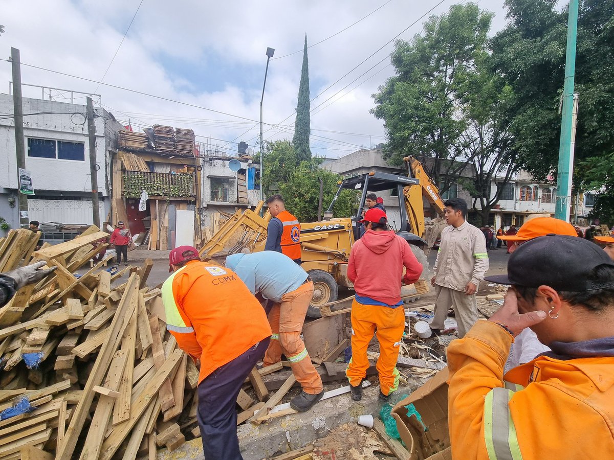 IztacalcoAl's tweet photo. 🚛💪 ¡Calles Amacuzac y Santiago recuperadas! 

En atención a denuncias ciudadanas Gobierno, Seguridad Ciudadana y Protección Civil retiramos basura y madera acumulada en la vía pública que obstruía el libre tránsito.

Seguimos trabajando para recuperar #LaAlcaldíaDelPueblo https://t.co/IkaAc4Noe0