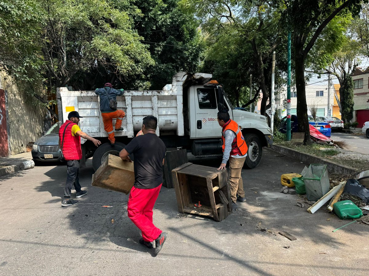 IztacalcoAl's tweet photo. 🚛💪 ¡Calles Amacuzac y Santiago recuperadas! 

En atención a denuncias ciudadanas Gobierno, Seguridad Ciudadana y Protección Civil retiramos basura y madera acumulada en la vía pública que obstruía el libre tránsito.

Seguimos trabajando para recuperar #LaAlcaldíaDelPueblo https://t.co/IkaAc4Noe0