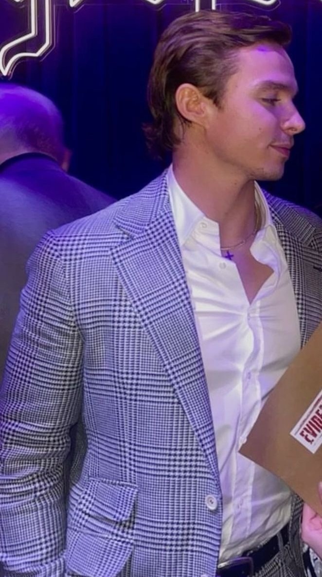 nicholaszchavez's tweet photo. ele explodindo de gostoso na premiere de grotesquerie juro a camisa quase indo com deus https://t.co/QwBD13VR2J