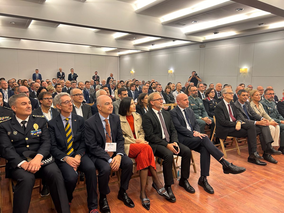 La #SeguridadPrivada junto con la seguridad pública y los cuerpos de seguridad del Estado ejercen un papel fundamental en la protección de nuestra ciudadanía.

Mi especial enhorabuena a los premiados y premiadas por <a href="/ADSI_ES/">ADSI</a> por vuestra valiosa contribución.