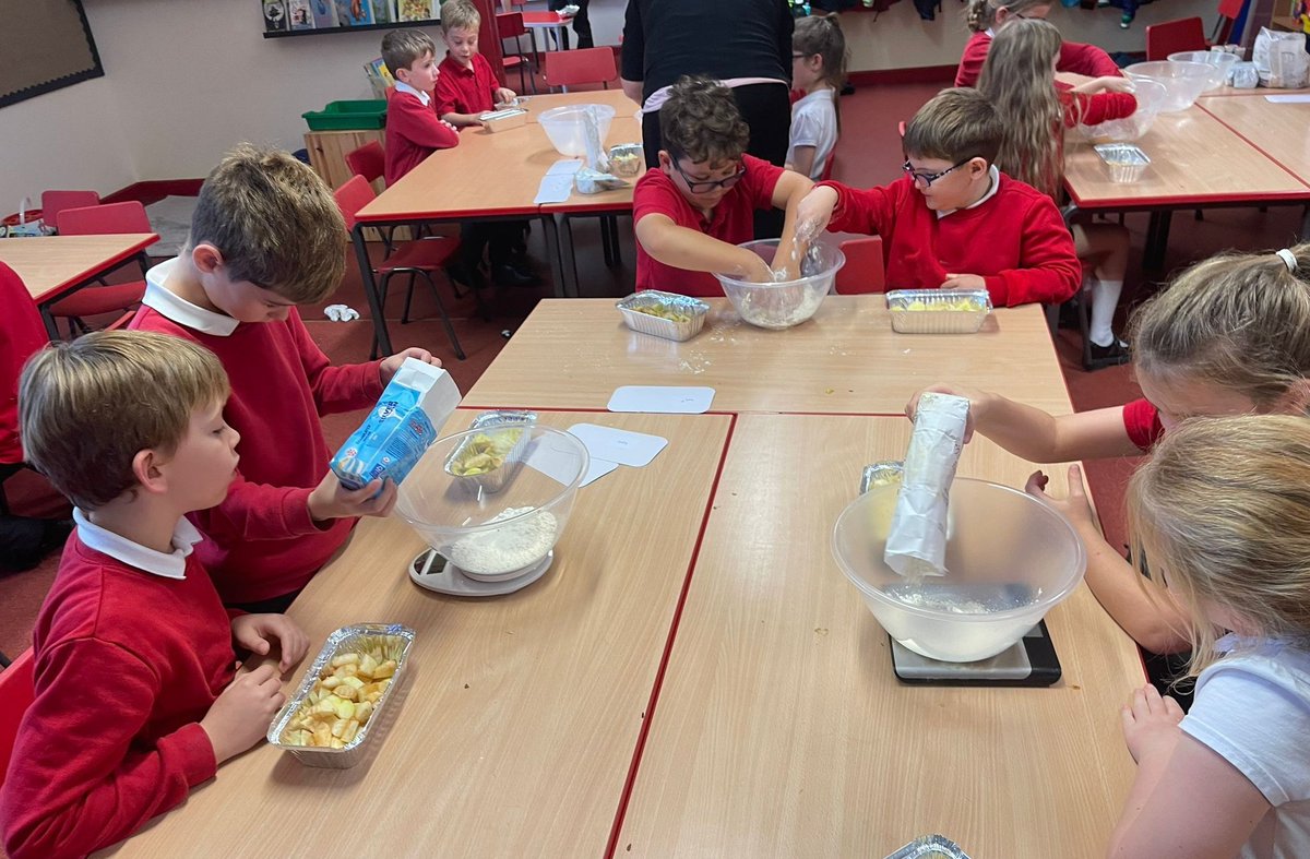 Diolch Elaine <a href="/FoodSirFynwy/">Monmouthshire Food Partnership</a> for a fantastic Sustainable food project session, encouraging children to learn cooking skills and try new foods - measuring, peeling, and cutting to make apple crumble! 😋🍏