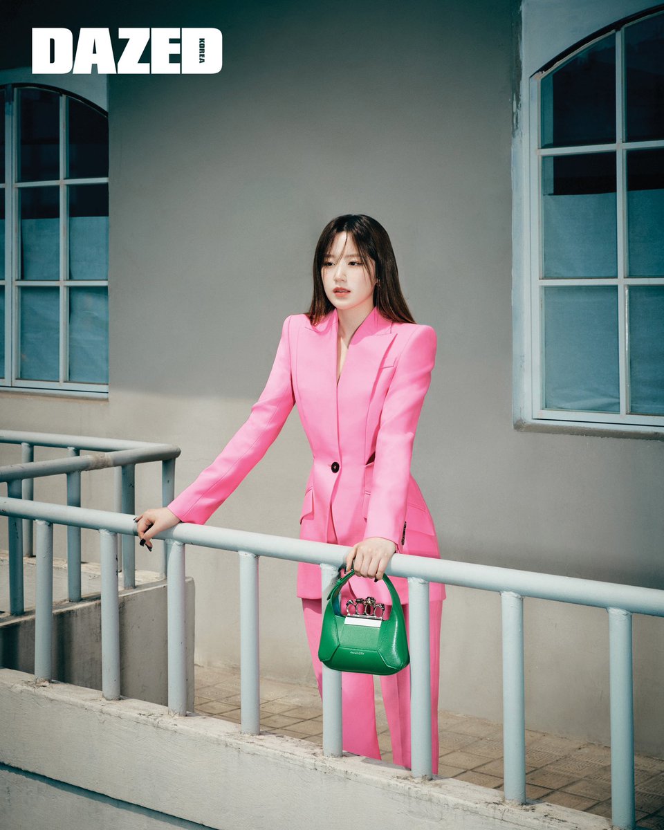 xglpics's tweet photo. #AlexanderMcQuuen #McQueenPreAW23 #McQueenHoboBag #McQueenJewelledSatchel #McQueenEyewear #GIDLE #SHUHUA #알렉산더맥퀸 #여자아이들 #슈화 https://t.co/iVuA9ZUktS