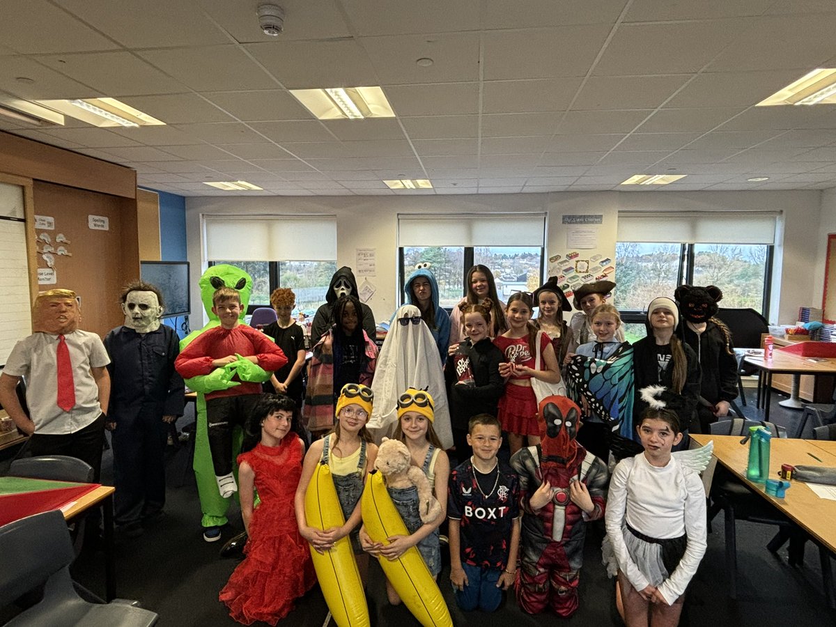 HK_MissGrantham's tweet photo. Room 9 had great fun today dressing up! 👻🎃 https://t.co/DiGcDuNgzN