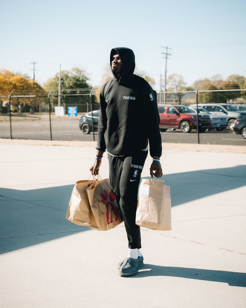 sixers's tweet image. rookie duty. 🫡

cc: @ChickfilA