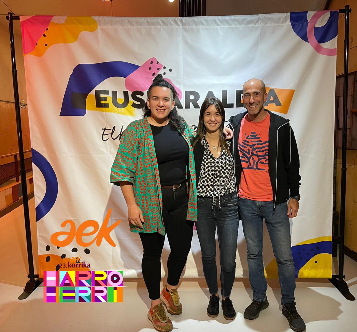 AEK_eus's tweet photo. Laugarren @euskaraldia -ren aurkezpen sozialean izan dira Aek-KORRIKAko Maialen Begiristain, Xabi Gartzia eta Ane Elordi. #Euskaraldia #Euskara #Aek #KORRIKA #HARROHERRI https://t.co/R8Lh98t8mr