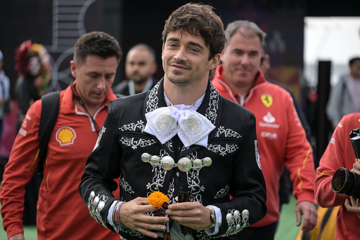 F1's tweet photo. It's called fashion, look it up 💁‍♂️

#F1 #MexicoGP https://t.co/AmyZ5UBSgx