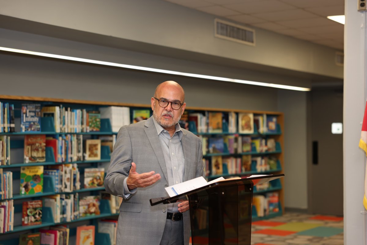 Today, we celebrated the grand opening of the Innovation Center at Brownsville Middle School with a ribbon-cutting ceremony! This tech-rich space is part of our Middle School Redesign (MSR) initiative, featuring VR equipment, Promethean boards, a robotics section, and more.