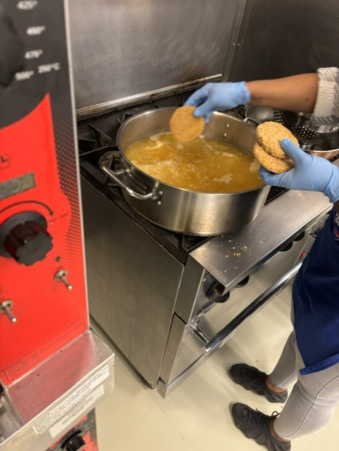 lpcschicago's tweet photo. Did you know October 24 is National Food Day? Here's a behind-the-scenes of lunch being made for our drop-in guests. 

If you would like to donate food or volunteer to cook for our guests, visit our website to learn how! https://t.co/nMm0mrjjm1 https://t.co/K6WFAkJhbj