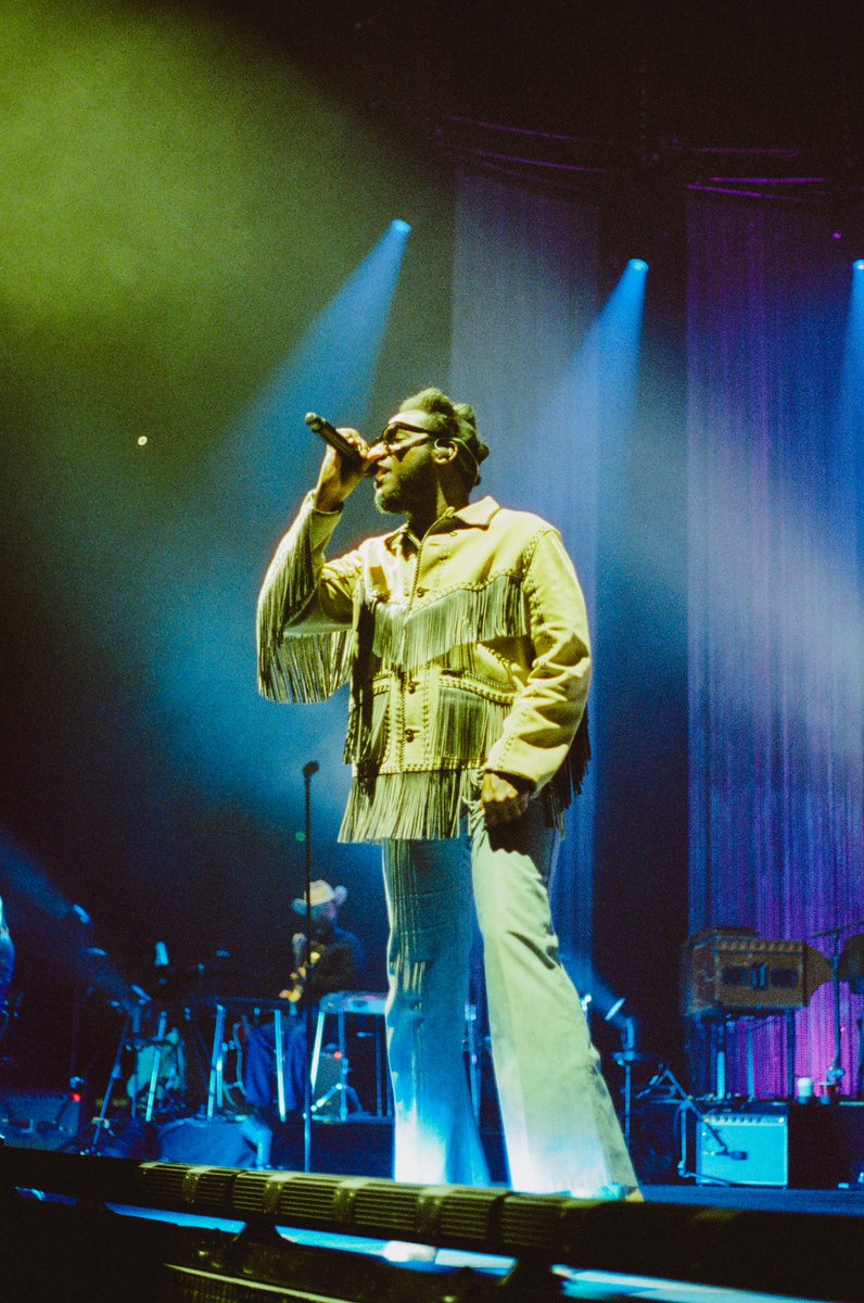 leonbridges's tweet photo. In those details 🕺🏿🖤 
Chicago night 1 tonight 

Tix - https://t.co/8WUJCX2F4o

📸: @acetorie on Instagram / @ngreseth https://t.co/wQWcMECfjT