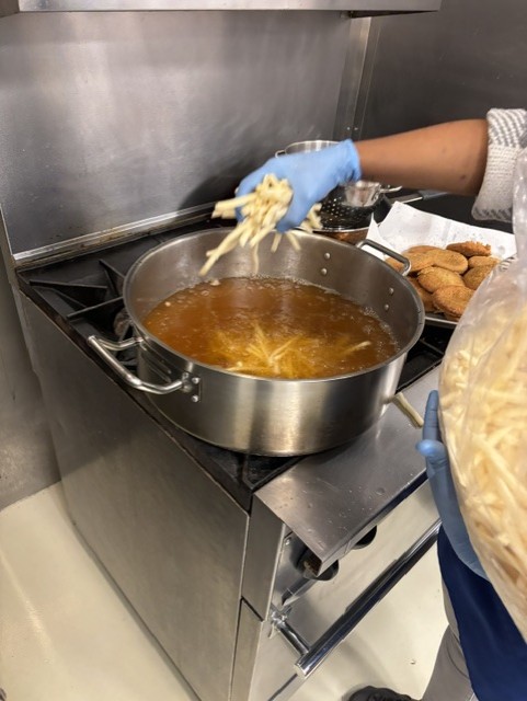 lpcschicago's tweet photo. Did you know October 24 is National Food Day? Here's a behind-the-scenes of lunch being made for our drop-in guests. 

If you would like to donate food or volunteer to cook for our guests, visit our website to learn how! https://t.co/nMm0mrjjm1 https://t.co/K6WFAkJhbj