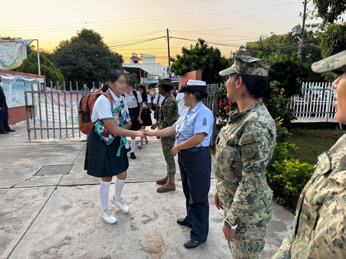 SEMAR_mx's tweet photo. Tuvimos el privilegio de visitar la secundaria Guillermo Uribe, en #Manzanillo.

El acercamiento con estos jóvenes sembró en nosotros un renovado espíritu de compromiso #ParaServirAMéxico y nos regala una perspectiva fresca del alcance de nuestras acciones en aras de construir en #Colima un lugar de oportunidades. 

#Primeros100días #TuSeguridad #NuestraPrioridad