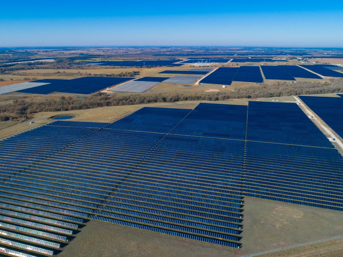 73% of Texans believe that #solar and battery #storage make the grid more resilient.

Texas installed the most solar of any state so far in 2024, and recent polling shows that Texans want to see this growth continue.

More from SEIA/<a href="/GSG/">Global Strategy Group</a>/<a href="/NorthStarOpin/">North Star Opinion</a>: seia.org/news/new-poll-…