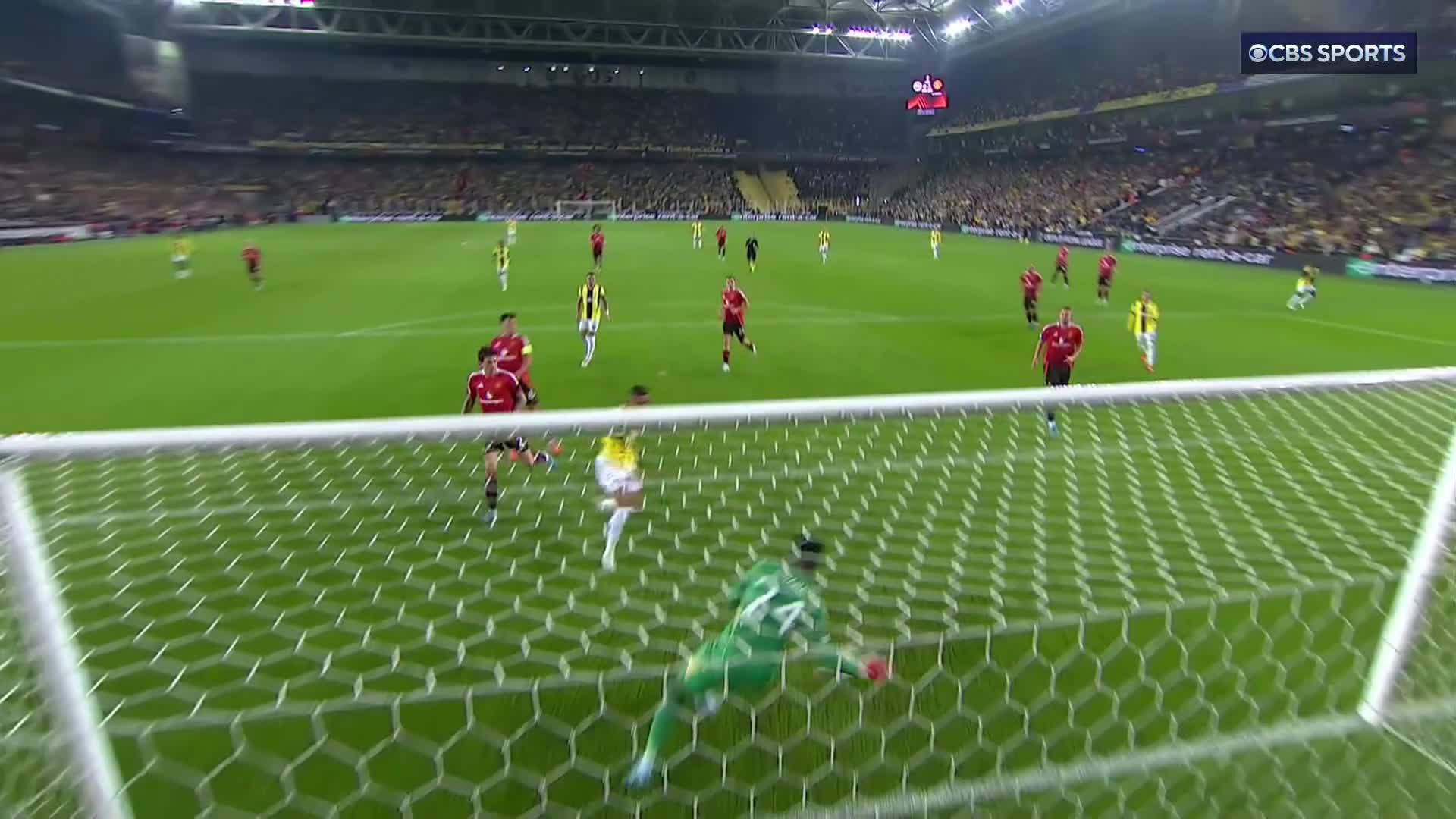 A lovely ball from Allan Saint-Maximin finds the head of Youssef En-Nesyri and Fenerbahce are level with Man Utd 👀