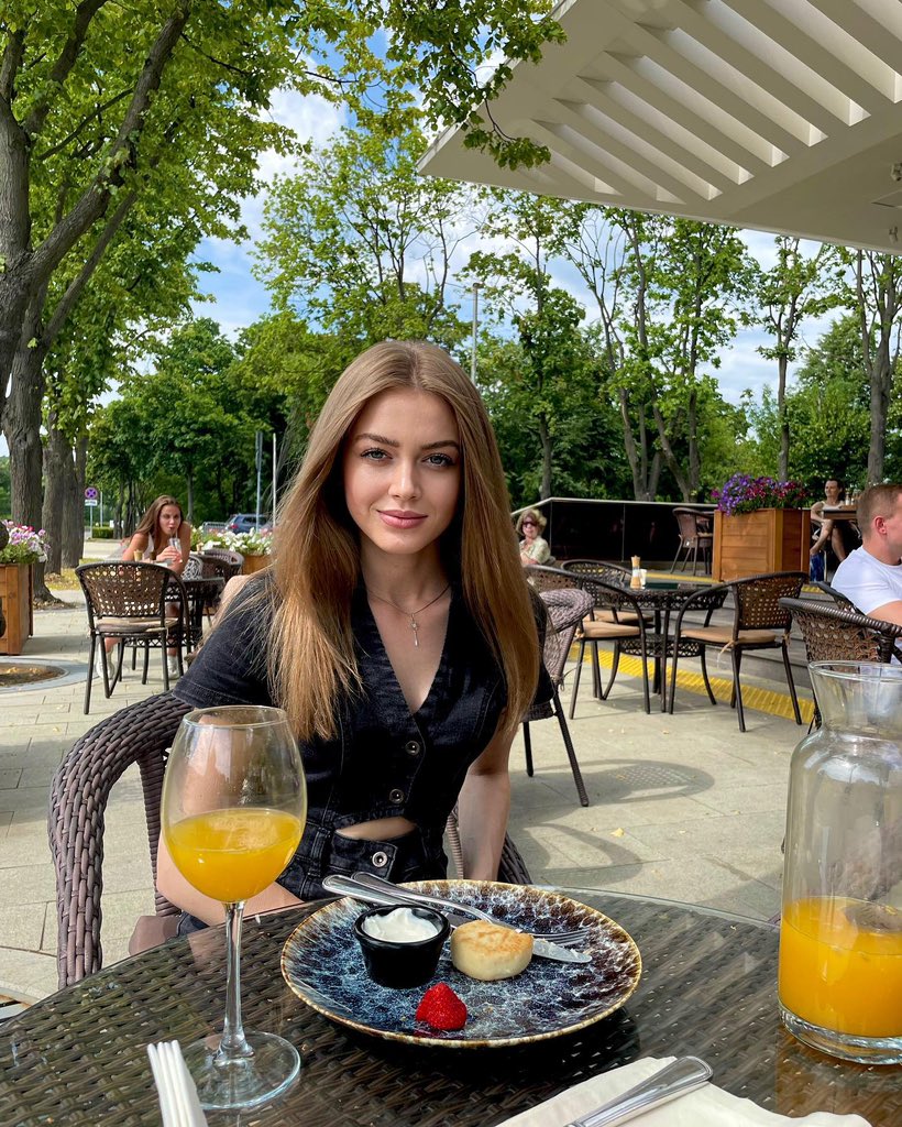 Afternoon tea time with friends, quietly enjoy this wonderful time