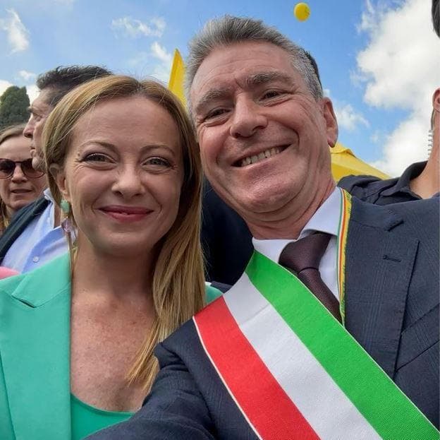 fasulo_antonio's tweet photo. Il signore sorridente accanto al Signor Presidente Giorgia #Meloni è Roberto #Caligiore, il Sindaco FdI di #Ceccano arrestato per corruzione sugli appalti per l'accoglienza #migranti.
#24ottobre https://t.co/gMjhi8KyDM