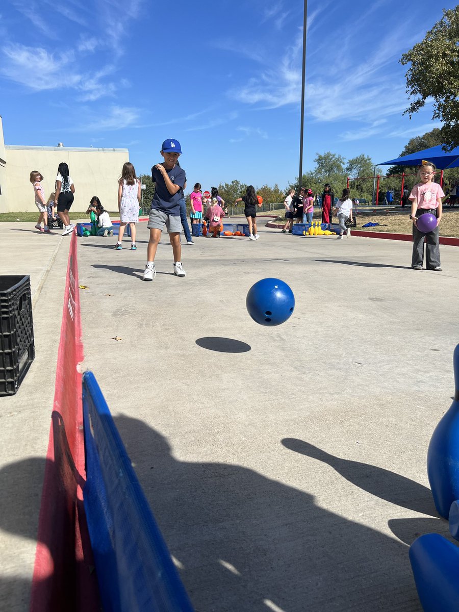 MrsUribeArt's tweet photo. Teaching force and motion but with bowling! What an awesome integration lesson from 2nd grade @JonesAcademy1 https://t.co/5tQQZ6iVmH