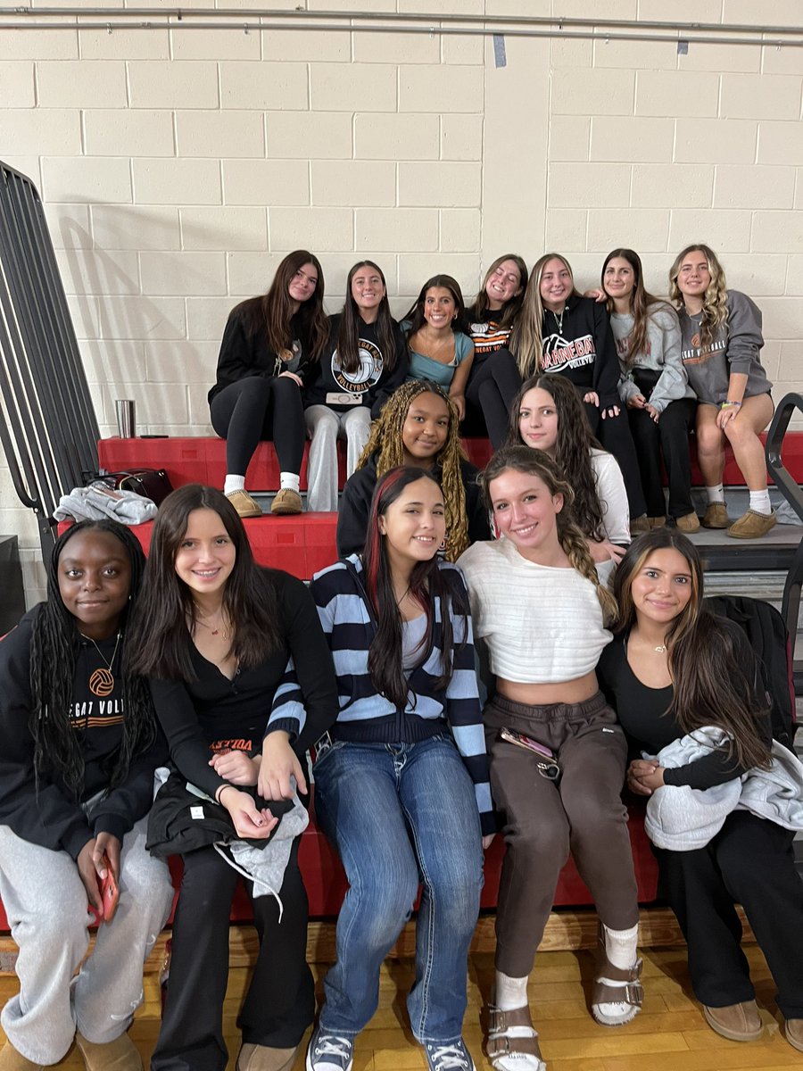 coach_dancisin's tweet photo. Supporting our little sisters!!!!! Let’s go ROBMS VB! 🏐🧡 
@bengalpride67 https://t.co/2X2wJIILRO