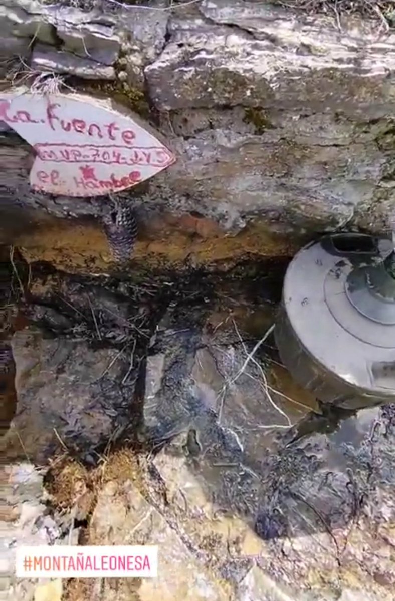 wtpnoe's tweet photo. @reyweasley Nosotros bebemos de una fuente que mana en el monte (la fuente'l hambre). La bajamos en garrafones de 16 litros (7 garrafones) de los que se usaban para el vino antaño. 
Somos afortunados de este lujo. 💧⛰️🏡 https://t.co/AFsjR2ZPu3