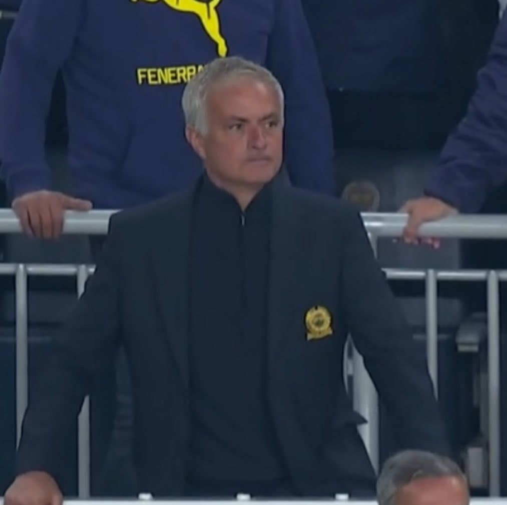 Adamı böyle kafese koyarlar işte
Türk hakemi yok karşında😀💛❤️💪🏼