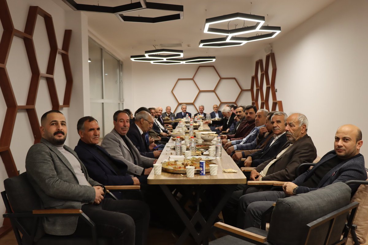 Genç ilçemizin belediye başkanı Sn. Kemal Tartar bizleri Millet Bahçesi’ndeki yerleşkede misafir etti. Kısa süre içerisinde güzel işler başardığına tanıklık ettik.  Belediye hizmetlerini yürütürken, kimseyi ötekileştirmeden, kardeşlik duygularının pekişmesine özen göstererek,