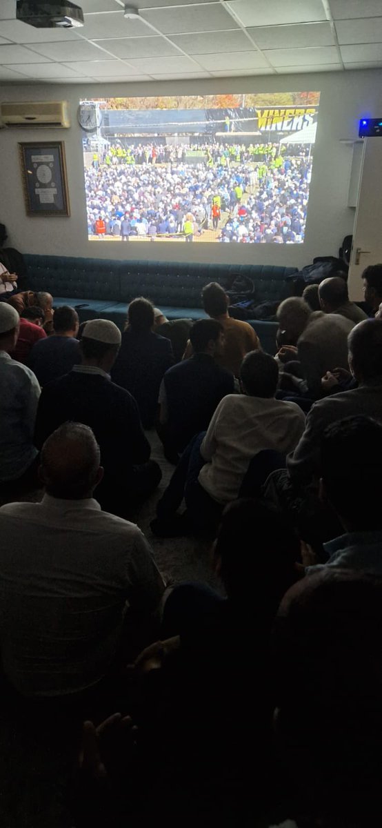 Almanya Esslingen şehrinden kadın erkek, genç yaşlı demeden bedenen orada olamadık ama dualarımızla ve yüreğimizle oradayız

#FethullahGueleneVeda 
#Hocaefendi