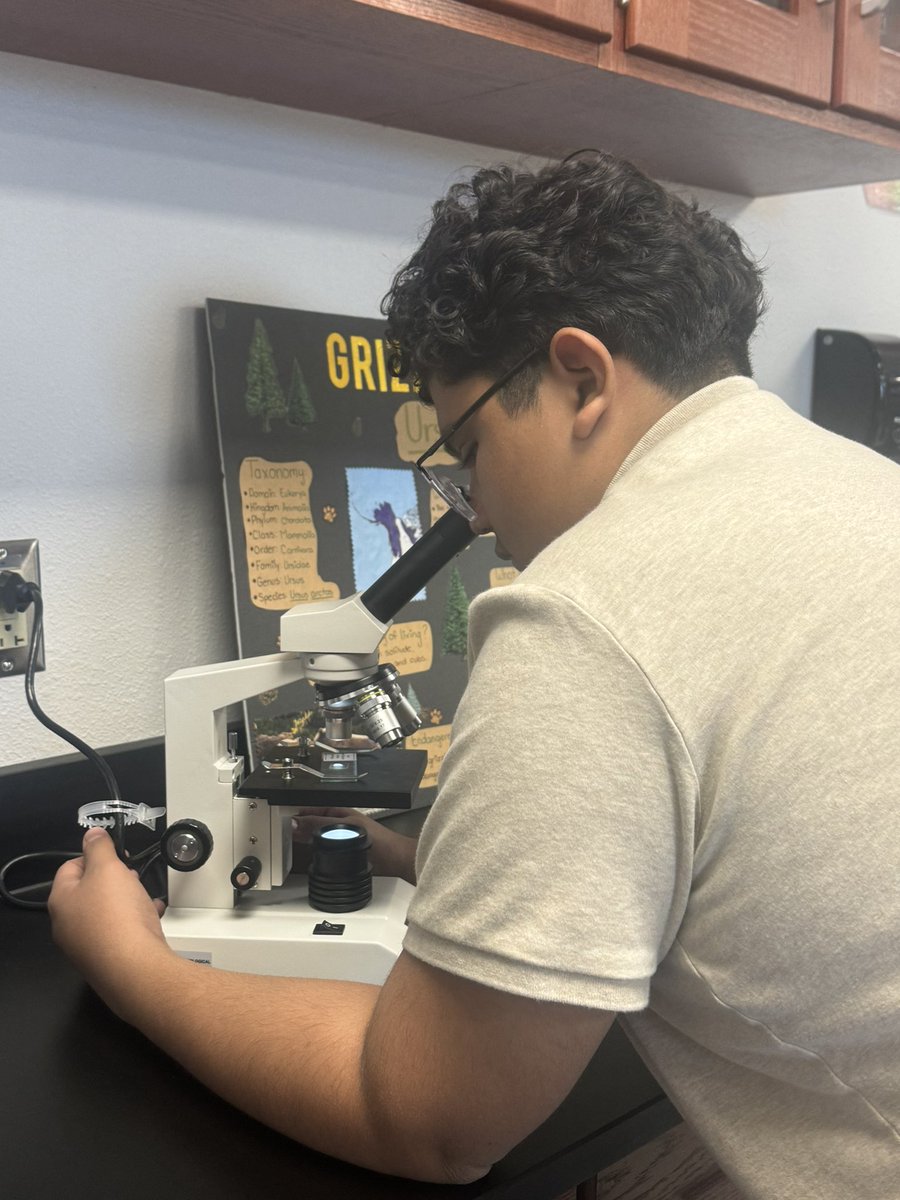 TrirockRaquel's tweet photo. Microscope lab in biology.
It was great seeing the excitement in their faces. Many had never used a microscope before. And a simple photosynthesis activity. Great things happening at Americas High School! https://t.co/y4aziH8qNP