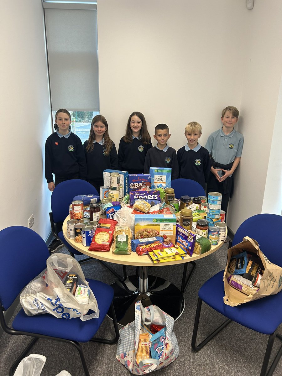 Diolch yn fawr iawn am y rhoddion hael o fwyd i gloi tymor y Cynhaeaf. Byddant yn cael eu rhoi i Fanc Bwyd Bangor.