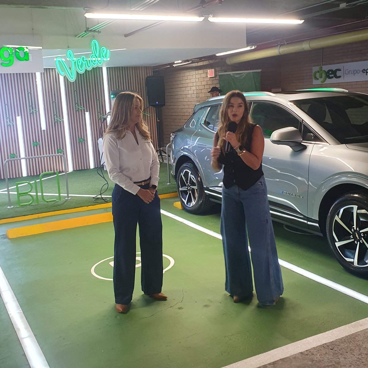 alvarohgallego's tweet photo. La gerente de @CHECGrupoEPM ing. Martha Libia Castaño, dió al servicio hoy, una nueva estación para vehículos eléctricos en Mzales.
Está ubicada en el nivel -3 del @ccfundadores  y hace parte del avance en el cambio de la movilidad eléctrica y sostenible de Chec.
#InformaINTERVIÚ https://t.co/fW4EWCw2cK
