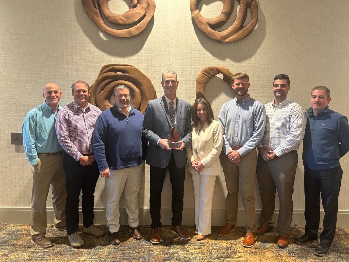 WarrenCoSchools's tweet image. Congratulations to Superintendent Rob Clayton for being honored with the Difference Maker award from Studer Education at the What's Right in Education conference! #PreschooltoProfession #BigDistrictBigOpportunities @RobClayton10