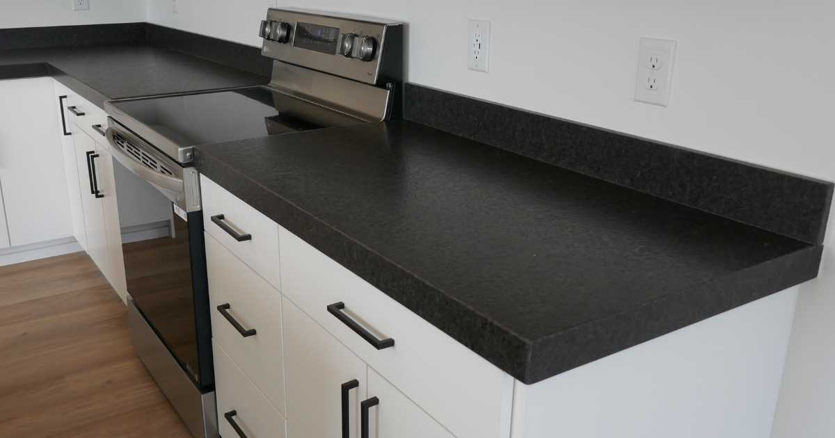 LibertyHomesUT's tweet photo. White cabinets + black Granite countertops = Clean, classic, and gorgeous kitchen! Love this combo? The LAST 3-story townhome at Montebello will feature this design. CONTACT US for info: https://t.co/ZHQN0k66aN. #utahhomebuilder #utahrealestate #utahhomes #utahhomesforsale https://t.co/cXIcZHvBFb