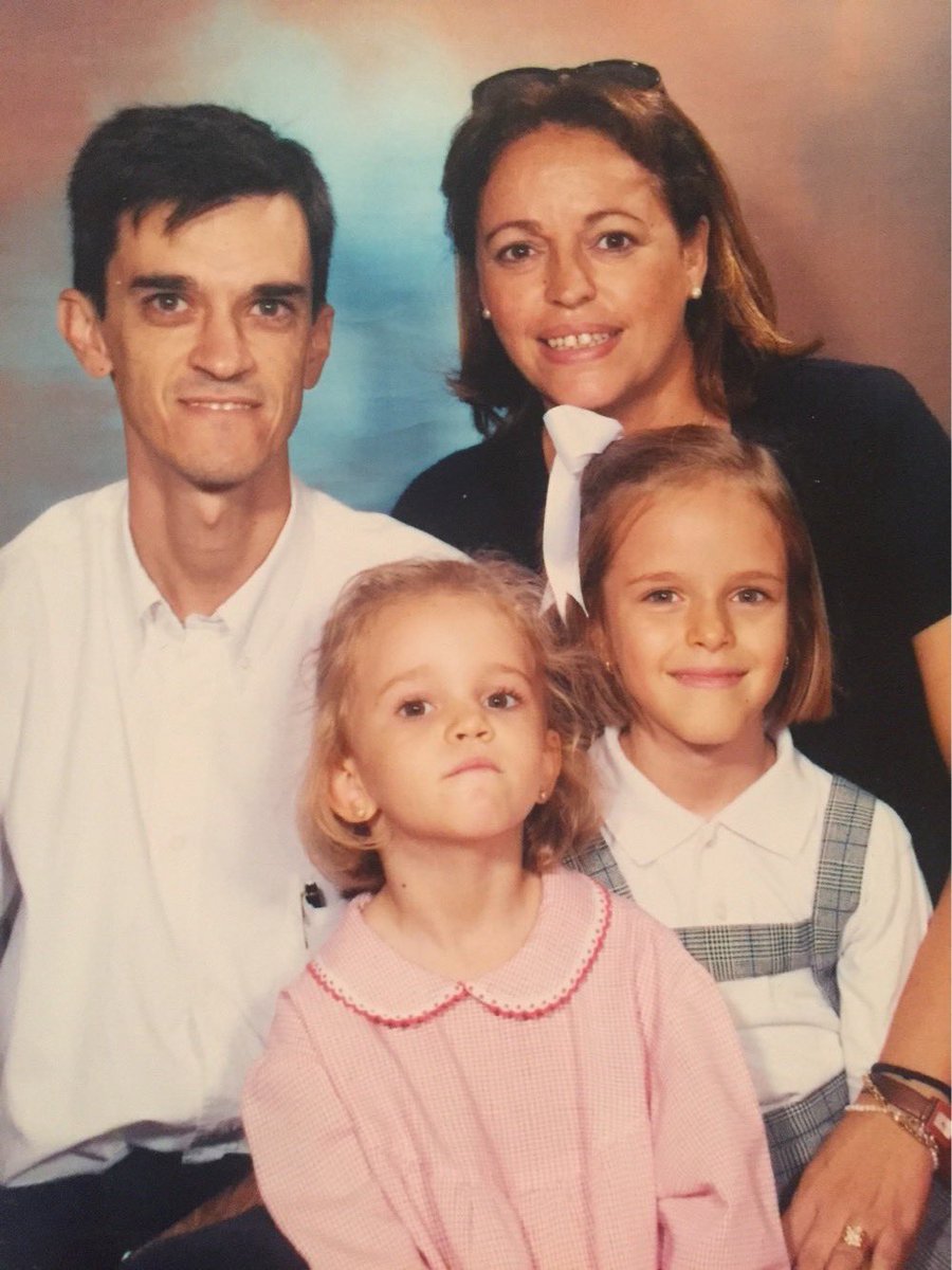 Hoy mi madre cumple años y se jubila. 

Cierra una etapa de 40 años de enseñanza siendo ejemplo de entrega y amor por su trabajo. 

Siempre será para mi un orgullo ser “la hija de la señorita Elisa” 

Te quiero un montón, mami 🫶🏻