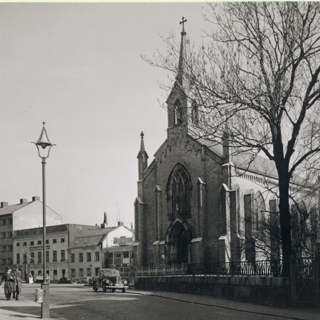 gatorochtorg's tweet photo. Saint Andrew's även Engelska kyrkan vid Hvitfeldtsplatsen, blick mot öster.
Foto 1: 1947 (Sjöstedt, Sven)
Foto 2: 2019 (Google Maps) https://t.co/Zf3nmwGStK