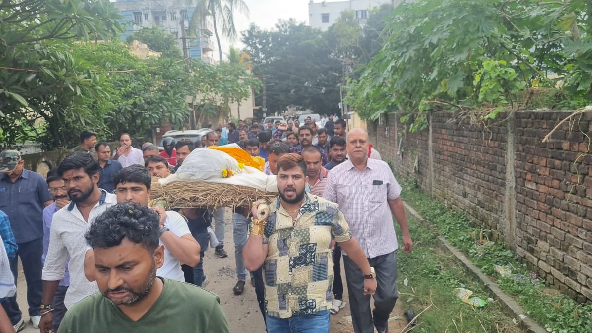 धनबाद में शिक्षक भाई राहुल मिश्रा जी की निर्मम हत्या कर दिया है... माननीय मुख्यमंत्री <a href="/HemantSorenJMM/">Hemant Soren</a> जी
<a href="/dhanbadpolice/">Dhanbad Police</a> अभी तक पीड़ित परिवार को न्याय नहीं दिला पाई है ...

कृपया पीड़ित परिवार को न्याय दिलाने में मदद करें

#JusticeForRahulMishra

<a href="/dc_dhanbad/">DC Dhanbad</a> <a href="/JharkhandPolice/">Jharkhand Police</a>