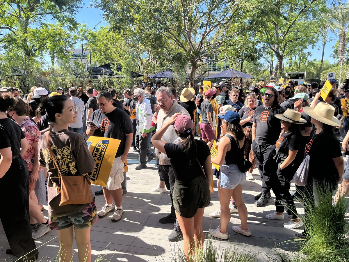 Fantastic show of support today by the <a href="/animationguild/">The Animation Guild // #WeAre839</a> members outside of Netflix Animation!!! #StandWithAnimation