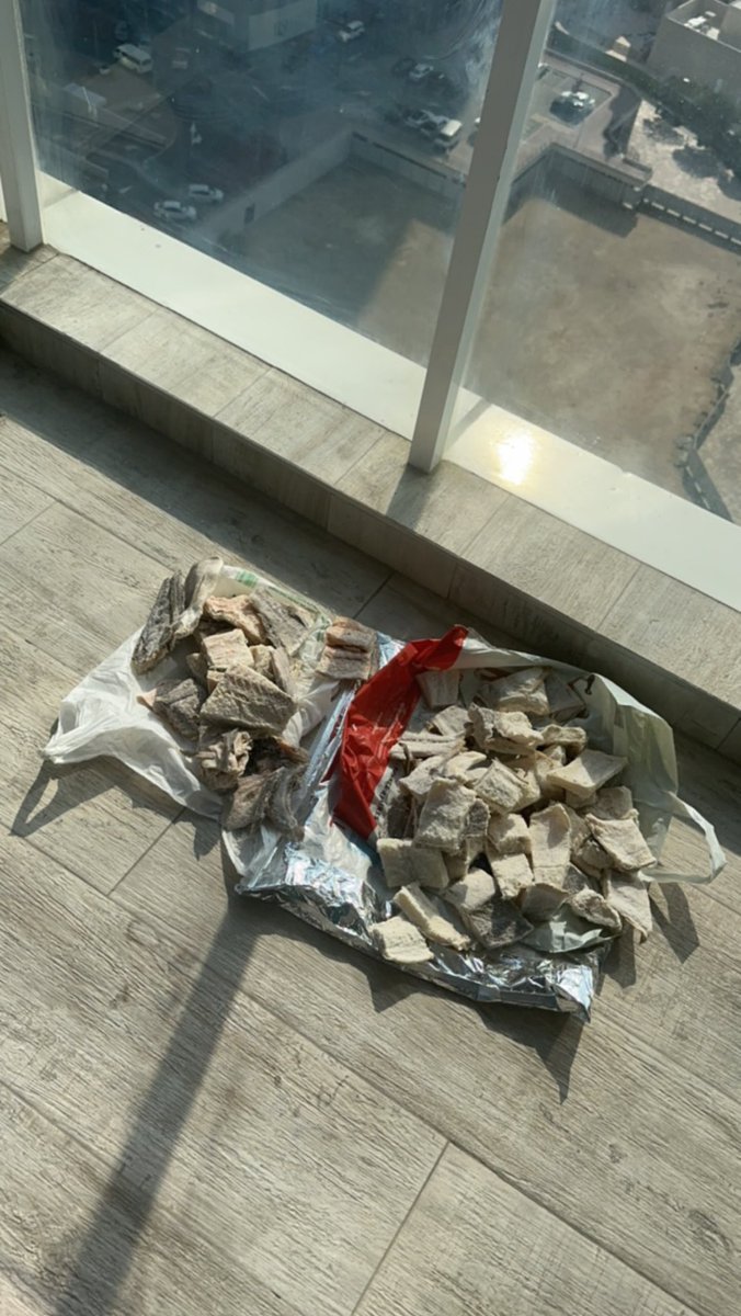 auxyeuxbleus1's tweet photo. Je suis à Dubaï ma mère me demande si il me reste 1 ou 2kg dans ma valise une tantine va venir me donner un colis
On m’a donné 8kg de poisson séché https://t.co/M8DalQq5XU