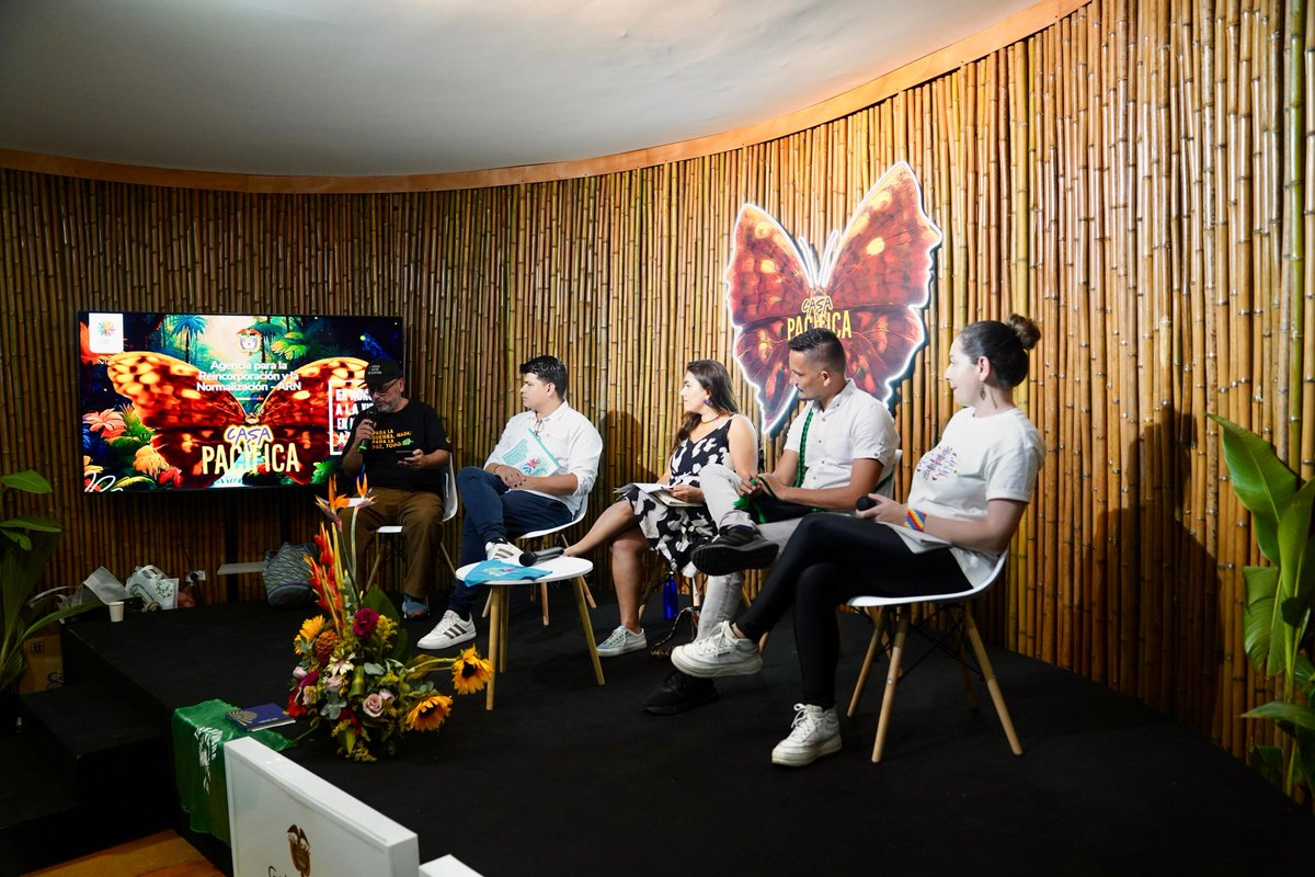 ARNColombia's tweet photo. 🌿 Firmantes de paz, aliados de la cooperación internacional y asistentes de la #COP16 dialogaron sobre cómo impulsar el Acuerdo de Paz desde alternativas comunitarias y la gestión de los bienes comunes. #PazConLaNaturaleza https://t.co/U56ah2cKa7