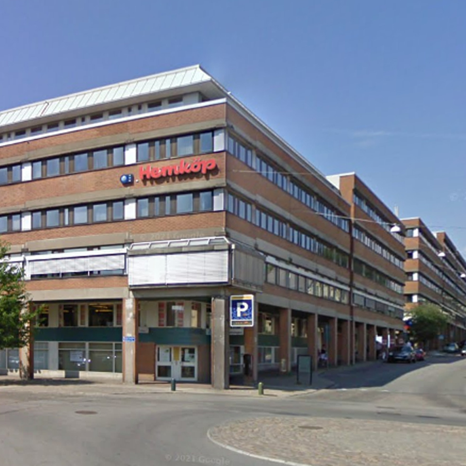 gatorochtorg's tweet photo. Foto 1: 1901 (Aron Jonasson)
Stenhus i hörnet Rosenlundsplatsen-Hvitfeldtsplatsen, uppfört 1882 och rivet i mitten på 1970-talet för att lämna plats åt Televerkets sexvåningshus utan gård.[
Foto 2: samma hörn 2009 https://t.co/USzppfM08a