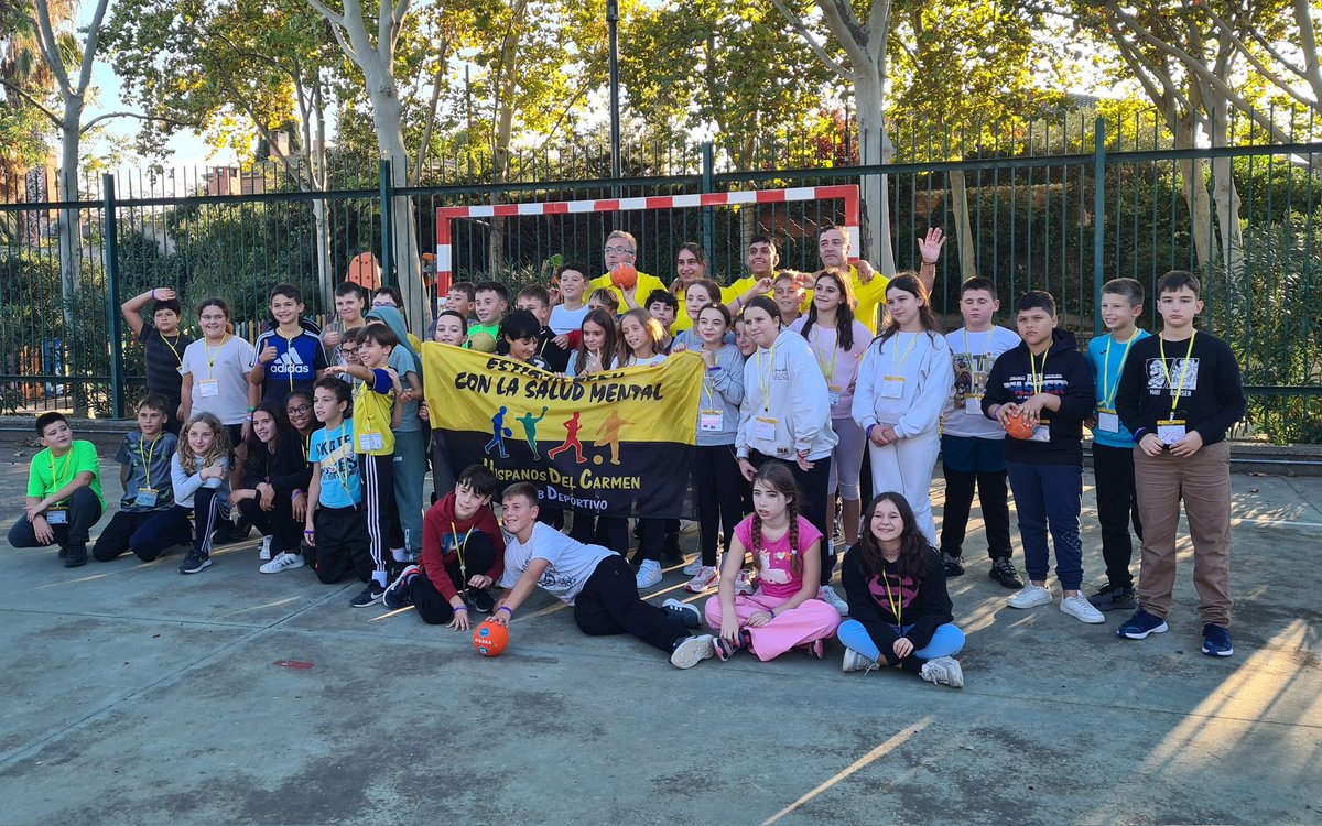 Esta tarde hemos presentado Enroscados 8 en el <a href="/crieventa/">CRIE VentadelOlivar</a> con <a href="/zaragozadeporte/">Zaragoza Deporte</a> <a href="/BrocateFelix/">Felix Brocate</a> <a href="/FARBM_COM/">Fed. Aragonesa de Balonmano</a> <a href="/RFEBalonmano/">RFEBalonmano</a> #SaludMental #Contraelestigma @HHospitalariaES <a href="/AbejarRadio/">Abejar Radio</a> @HHVoluntarZgz 😊📕✏️🤾‍♂️🤾🏿‍♀️📷