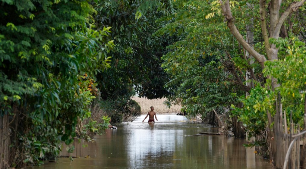 UN Secretary-General Antonio Guterres has warned that people worldwide are 'paying a terrible price' for inaction on global warming, with time running out to correct the course and avoid climate disaster aje.io/bmf4jr