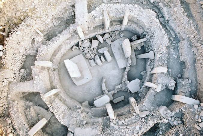 Göbekli Tepe böyle bir yer çıkacaktı. Maalesef karanlık güçlerce sabote edildi.