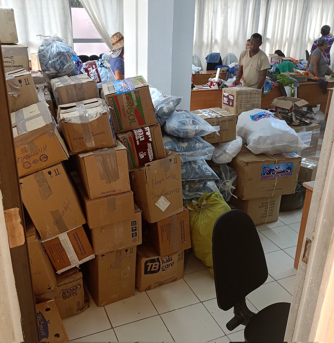 GHNordelo5's tweet photo. Sale un camión de la sede nacional de los #CDRCuba con 122 bultos para Guantánamo. Siguen llegando donaciones de organismos, empresas, formas no estatales y cederistas en general. #Cuba #UnidosXCuba #TodosSomosCederistas #FuerzaGuantanamo https://t.co/RwYRWevHtA