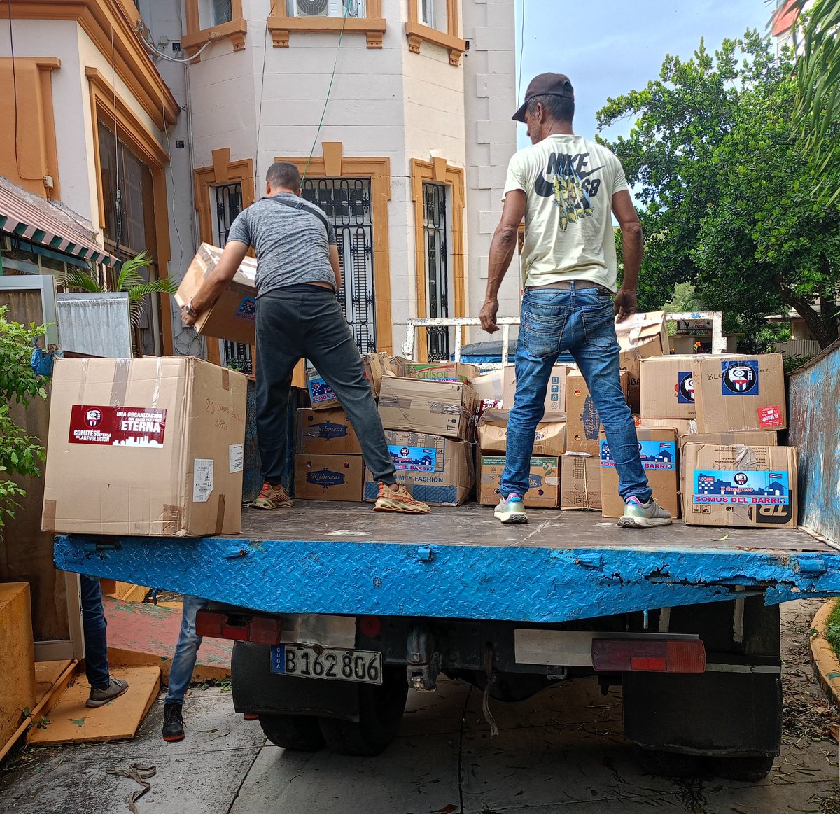 GHNordelo5's tweet photo. Sale un camión de la sede nacional de los #CDRCuba con 122 bultos para Guantánamo. Siguen llegando donaciones de organismos, empresas, formas no estatales y cederistas en general. #Cuba #UnidosXCuba #TodosSomosCederistas #FuerzaGuantanamo https://t.co/RwYRWevHtA