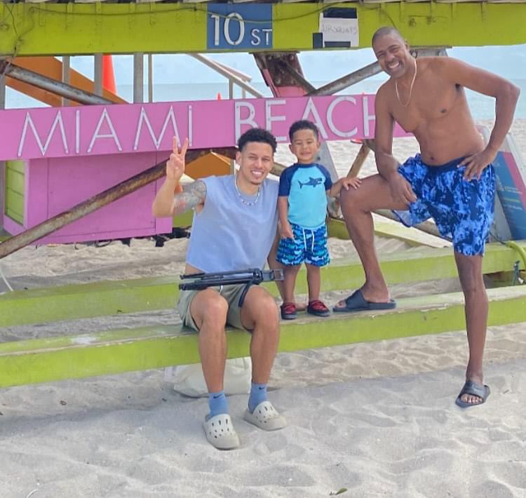 DominCirigliano's tweet photo. Este tipo no envejece! Tiene más de 50 años y se ve como cuando tenía 30. Tiene varios nietos y su hijo, el de esta foto reciente, jugó en Venezuela. El mejor piloto q ha venido a Venezuela Sabes quién es? https://t.co/RI0R8sa775